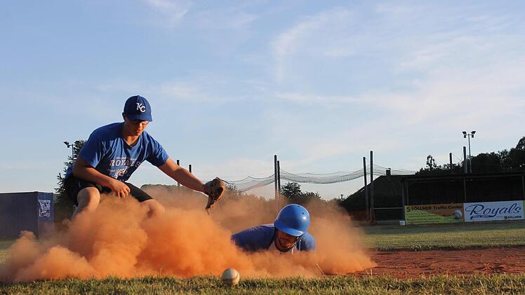 Sandsturm: Beim Baseball müssen die Spieler auch auf die Base rutschen, wenn es eng wird. Fotos: Dominic Buckreus