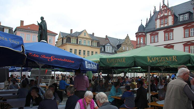 Zum Klößmarkt-Auftakt am Freitagmittag füllten sich die Bierbänke rund ums Denkmal ganz schnell mit den Fans der Coburger Leckerei.Foto: Ulrike Nauer