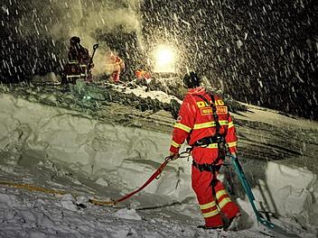Bei Wind und Wetter zeigten die DLRG-Helfer, unter ihnen auch zwei Trupps aus Steinwiesen, vollen Einsatz. Die Absicherung mit verschiedenen Seilsystemen war auf den Schrägdächern enorm wichtig. Foto: DLRG