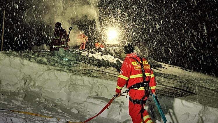 Bei Wind und Wetter zeigten die DLRG-Helfer, unter ihnen auch zwei Trupps aus Steinwiesen, vollen Einsatz. Die Absicherung mit verschiedenen Seilsystemen war auf den Schrägdächern enorm wichtig. Foto: DLRG