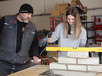 Für Paula Löppert war der Girls' Day ein informativer und abwechslungsreicher Tag. Mit im Bild der Lagerleiter von Otto Mühlherr, Peter Wagner.Veronika Schadeck