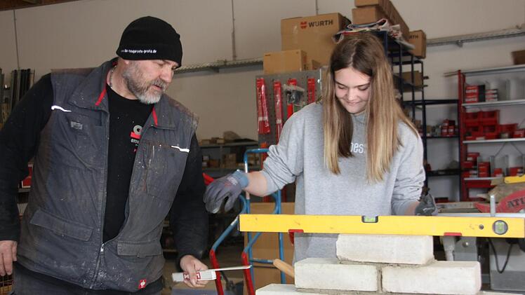 Für Paula Löppert war der Girls' Day ein informativer und abwechslungsreicher Tag. Mit im Bild der Lagerleiter von Otto Mühlherr, Peter Wagner.Veronika Schadeck