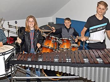 Vier Schüler und eine Schülerin von Joachim und Jonas Göbel von "JoGoMusik" aus Wonfurt haben ihren Spaß am Schlagzeugspiel mit ersten Preisen beim Wettbewerb "Jugend musiziert" und mit Siegesplätzen beim Wettbewerb des Nordbayerischen Musikbundes "concertino" gekrönt. Unser Bild zeigt (von links) Laurin Klement aus Untertheres, Leon Grünewald aus Dürrfeld, Eric Wiesneth aus Eltmann und Dominik Lenhart aus Haßfurt. Auf dem Bild fehlt Ulla Wetterich aus Grettstadt.  Foto: Ulrike Langer