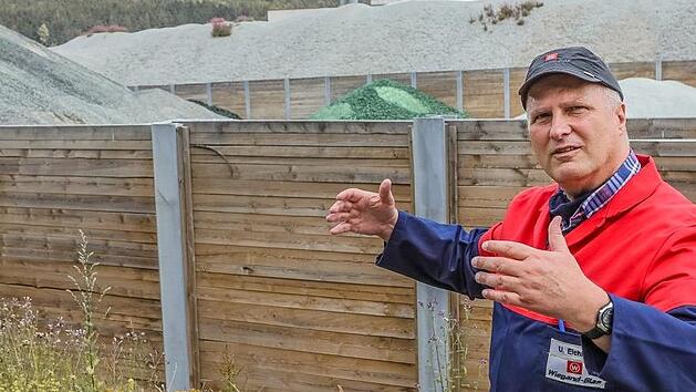 Uwe Eichhorn erkl&auml;rt Reporter Matthias Litzlfelder, wie bei Wiegand gebrauchtes  Glas aufbereitet und recycelt wird. Foto: Barbara Herbst