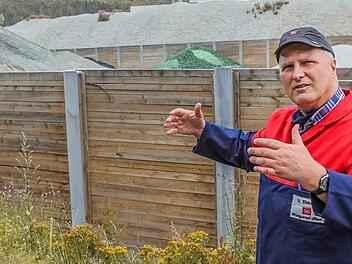 Uwe Eichhorn erklärt Reporter Matthias Litzlfelder, wie bei Wiegand gebrauchtes  Glas aufbereitet und recycelt wird. Foto: Barbara Herbst