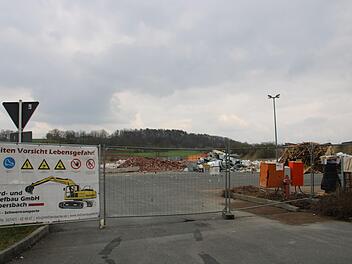 Der Edeka neben der Jet-Tankstelle in Mainleus ist abgerissen. Hier entsteht ein Diska-Markt. Foto: Jürgen Gärtner