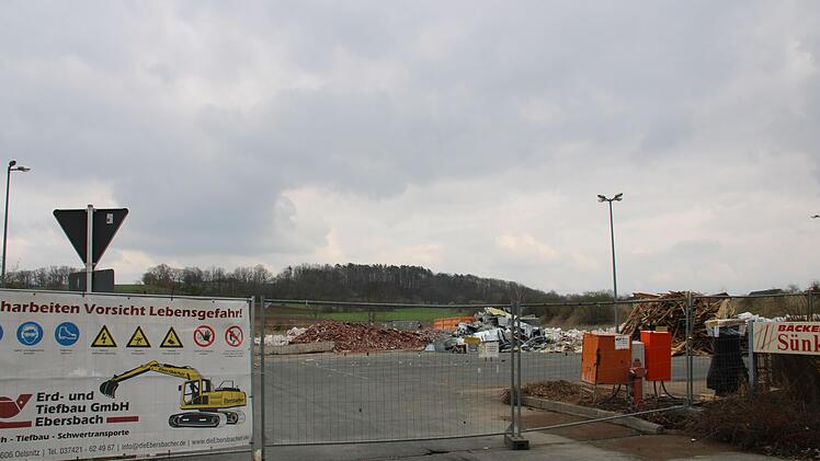Der Edeka neben der Jet-Tankstelle in Mainleus ist abgerissen. Hier entsteht ein Diska-Markt. Foto: Jürgen Gärtner