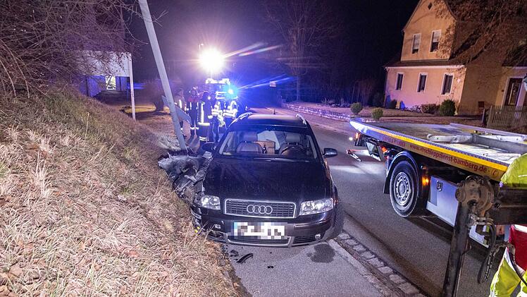 1,6 Promille: 21 J&auml;hriger kracht innerorts gegen Laternenmast