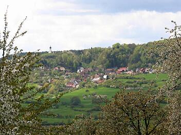 Die Wanderziele im Landkreis Forchheim - hier Reifenberg und die darüber thronende Vexierkapelle - sind in der Karte leicht zu finden.  Foto:  J. Hofbauer