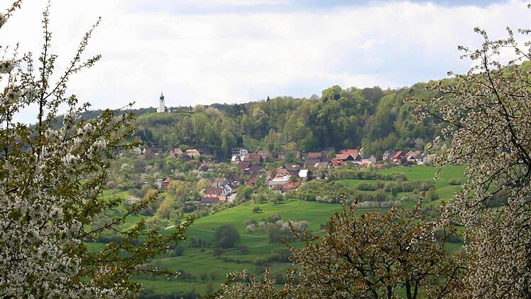 Die Wanderziele im Landkreis Forchheim - hier Reifenberg und die darüber thronende Vexierkapelle - sind in der Karte leicht zu finden.  Foto:  J. Hofbauer
