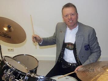 "Was man einmal gelernt hat, verlernt man nie": Christian Schrott, Schlagzeuger im Musikverein Döllautaler Motten.Fotos: Birgit Will