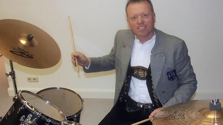 "Was man einmal gelernt hat, verlernt man nie": Christian Schrott, Schlagzeuger im Musikverein Döllautaler Motten.Fotos: Birgit Will