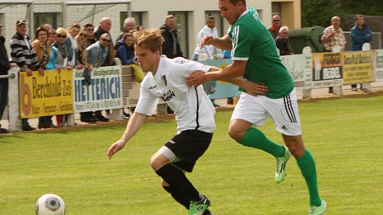 Andre Karmann (rechts) gelingt es in diesem Zweikampf noch, seinenKarlburger Kontrahenten vom Ball zu drängen. Foto: Günther Geiling