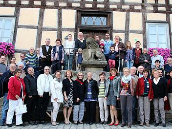 Deutsch-kanadisches Familientreffen in Seßlach: Rund 40 Mitglieder der weitverzweigten Borzel-Familie kamen am Freitag erstmals zusammen. Durch ihr Interesse an Ahnenforschung war die Kanadierin Ellen Borzel-Gaboury (Bildmitte, vorn) und ihre Schwester Joanne (links neben ihr) auf ihre Ur-Großcousinen aus Gemünda gestoßen, die sie hier "einrahmen" (links Sabine Borzel und Marianne Krüg, rechts Gisela Töltsch und Christa Kellner). Foto: Bettina Knauth