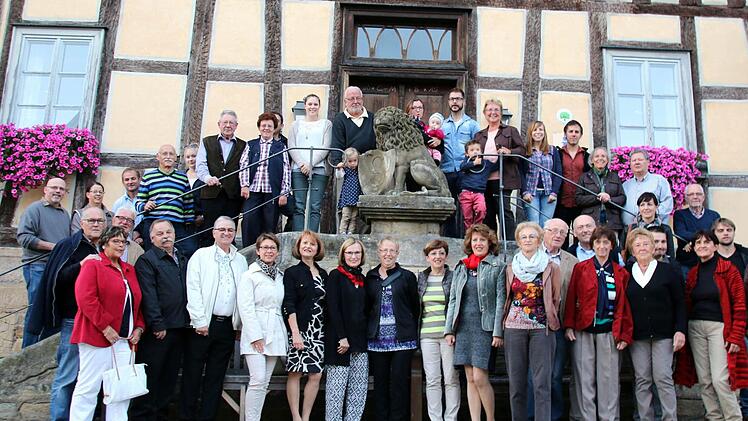 Deutsch-kanadisches Familientreffen in Seßlach: Rund 40 Mitglieder der weitverzweigten Borzel-Familie kamen am Freitag erstmals zusammen. Durch ihr Interesse an Ahnenforschung war die Kanadierin Ellen Borzel-Gaboury (Bildmitte, vorn) und ihre Schwester Joanne (links neben ihr) auf ihre Ur-Großcousinen aus Gemünda gestoßen, die sie hier "einrahmen" (links Sabine Borzel und Marianne Krüg, rechts Gisela Töltsch und Christa Kellner). Foto: Bettina Knauth