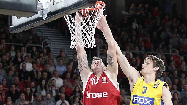 Keine Chance l&auml;sst hier Daniel Theis (l.) dem Toptalent von Maccabi Tel Aviv, Dragan Bender. Foto: sportpress