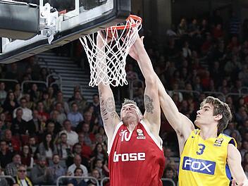 Keine Chance lässt hier Daniel Theis (l.) dem Toptalent von Maccabi Tel Aviv, Dragan Bender. Foto: sportpress