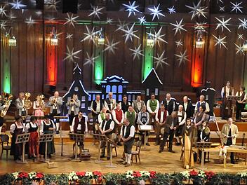 Stimmungsvoll erstrahlte die Bühne des Großen Saals im Regentenbau bei der "Fränkischen Weihnacht".  Foto: Peter Klopf