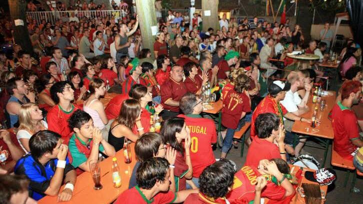 Brechend voll war der Volksgarten des ARP Gaustadt bei den internationalen Fußballturnieren in den vergangenen Jahren. Wenn Deutschland gegen Portugal gespielt hat, wurde im Garten ein Fest unter Freunden gefeiert. Foto: RiegerPress(Archiv)