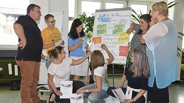Die Workshop-Teilnehmer beim "Brainstorming" in der Tageblatt-Kantine- Foto: Jens Gundermann