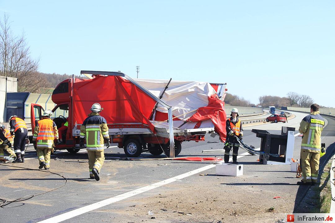 Kleintransporter zieht unvermittelt auf die linke Spur - Seat kracht auf der A70 ins Heck