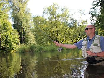 Michael Heppes ist Hobbyangler. Hier steht er in der Fränkischen Saale und betreibt Fliegenfischen. Eine besondere Herausforderung ist dabei die Wurftechnik. Foto: Kathrin Kupka-Hahn