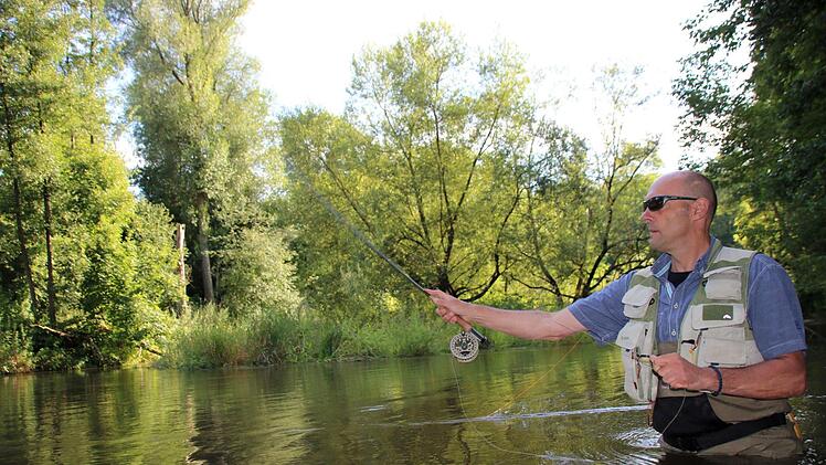 Michael Heppes ist Hobbyangler. Hier steht er in der Fränkischen Saale und betreibt Fliegenfischen. Eine besondere Herausforderung ist dabei die Wurftechnik. Foto: Kathrin Kupka-Hahn