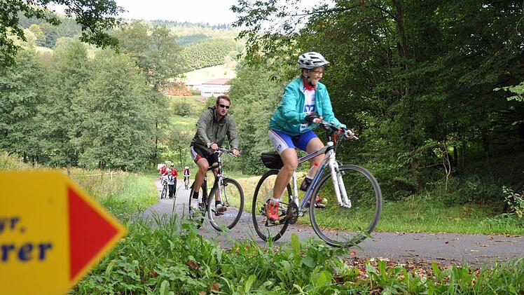 Dabei sein ist alles beim Rad-Vierer in Kothen: Ob es mit Schwung den Berg hinauf geht, oder das Rad schiebend.  Fotos: Petra Heurich