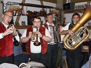 Wirtshausmusik ohne Verstärker und Strom gab es von "FrankenArt" in der Tenne beim Kaiserhöfer. Foto: Michael Wunder