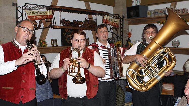 Wirtshausmusik ohne Verstärker und Strom gab es von "FrankenArt" in der Tenne beim Kaiserhöfer. Foto: Michael Wunder