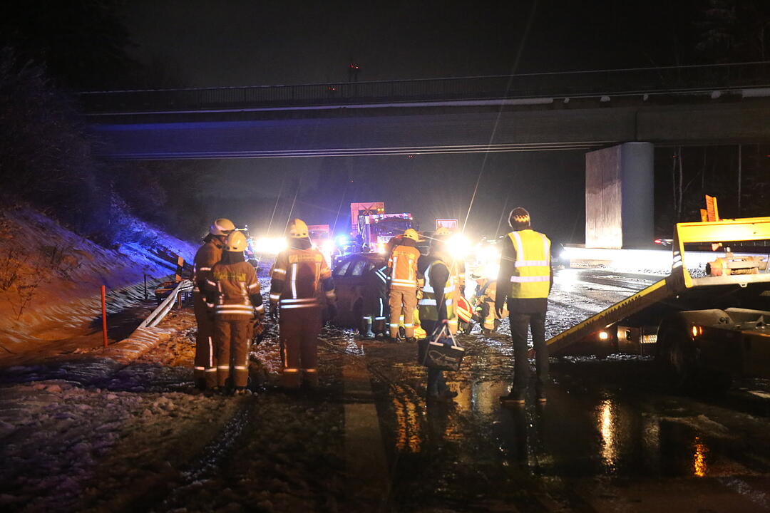Zu schnell auf verschneiter Fahrbahn: BMW schleudert in Audi