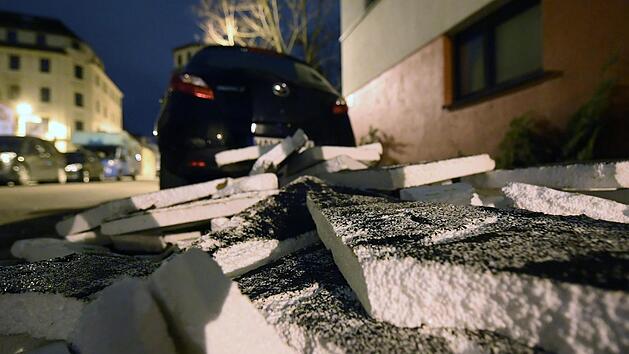 Styropor von einem Hausdach liegt nach dem Sturmtief Friederike am frühen Morgen des 19.01.2018 auf einer Straße in Leipzig (Sachsen). Das Sturmtief hatte am Donnerstag (18.01.2018) weite Teile Deutschlands fest im Griff und hat zahlreiche Schäden verursacht. Foto: Hendrik Schmidt/dpa-Zentralbild/ZB