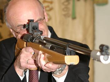 Schirmherr Landrat Wilhelm Schneider eröffnete mit einem  Auftakttreffer das Bürgerschießen in Ebern. Foto: Dietz