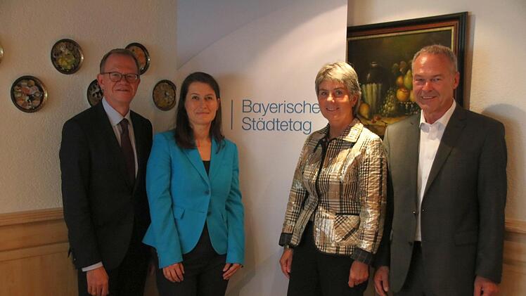 Bernd Buckenhofer, Bürgermeisterin Christine Meyer (NLE), Brigitte Merk-Erbe und Frank Rebhan.