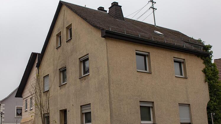 n der Marktgemeinde Steinwiesen (Landkreis Kronach) wird aktuell eine sogenannte Nachlassimmobilie angeboten. Schlagen Erben den Nachlass aus oder gibt es keine, geht die Immobilie in Bayern automatisch an den Freistaat. Vielerorts wird das zum Problem. Stephan Großmann