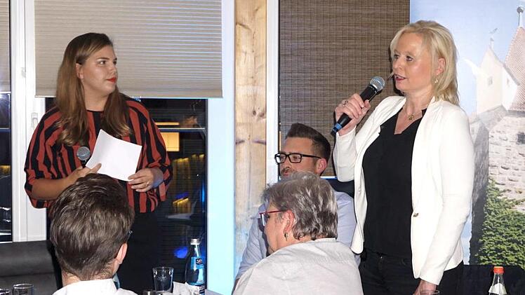 CSU-Bürgermeisterkandidatin Sabine Hanisch (r.) wurde von Katharina Zollhöfer in einer Schnellfragerunde interviewt.   Foto: Richard Sänger