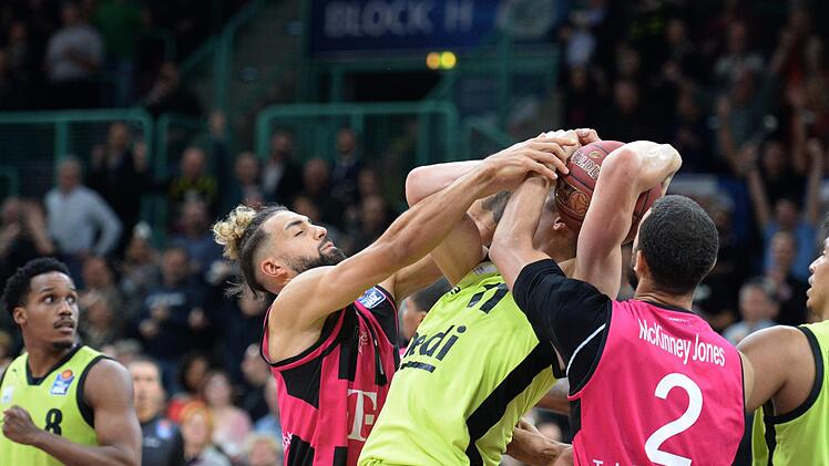 Bayreuths Center Andreas Seiferth wird beim Rebound gefoult. Bei  einer Restspielzeit von 1,3 Sekunden verwandelt er zwei Freiwürfe zum 82:79-Endstand. Foto: Peter Mularczyk
