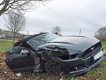 Ein Schaden von mindestens 40&nbsp;000 Euro entstand am Auto einer 60-J&auml;hrigen, das am Donnerstag um die Mittagszeit im Coburger Stadtteil R&ouml;gen gegen einen Baum prallte. Foto: Polizei-Inspektion Coburg