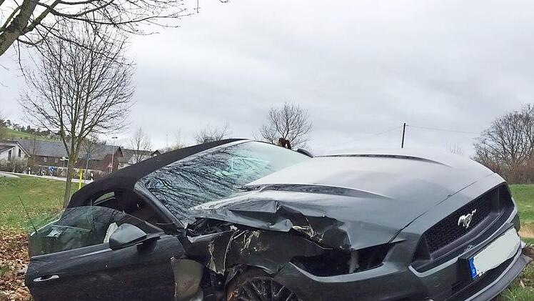 Ein Schaden von mindestens 40&nbsp;000 Euro entstand am Auto einer 60-J&auml;hrigen, das am Donnerstag um die Mittagszeit im Coburger Stadtteil R&ouml;gen gegen einen Baum prallte. Foto: Polizei-Inspektion Coburg