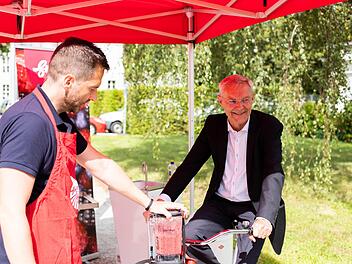 Einer der letzten Termine vor der Pensionierung: Beim Sommerfest des brandenburgischen Innenministeriums im August schwang sich Dr. Herbert Trimbach aufs Rad, um einen Mixer anzutreiben. Heute kommt er nach Hammelburg.
