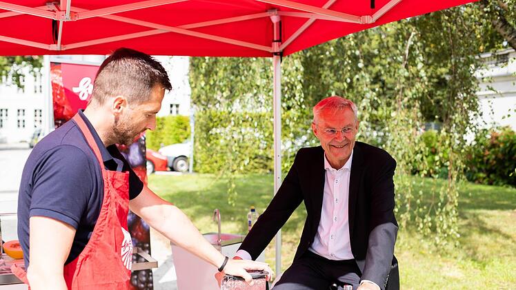 Einer der letzten Termine vor der Pensionierung: Beim Sommerfest des brandenburgischen Innenministeriums im August schwang sich Dr. Herbert Trimbach aufs Rad, um einen Mixer anzutreiben. Heute kommt er nach Hammelburg.