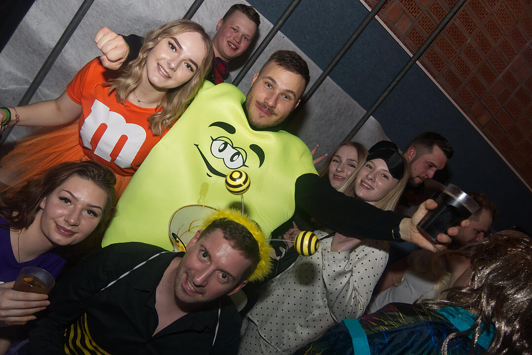 Fasching pur in der Grundschulturnhalle