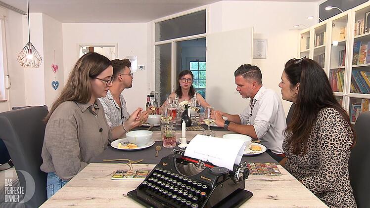 An Tag 3 im Ruhrgebiet trifft sich die "Dinner"-Runde bei Karo (Mitte) in Bochum.