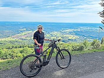 Kerstin Biehl hat einen Radwanderf&uuml;hrer f&uuml;r die Rh&ouml;n geschrieben. Sie stellt das Buch in Bad Br&uuml;ckenau vor.  Smilla Lu Biehl