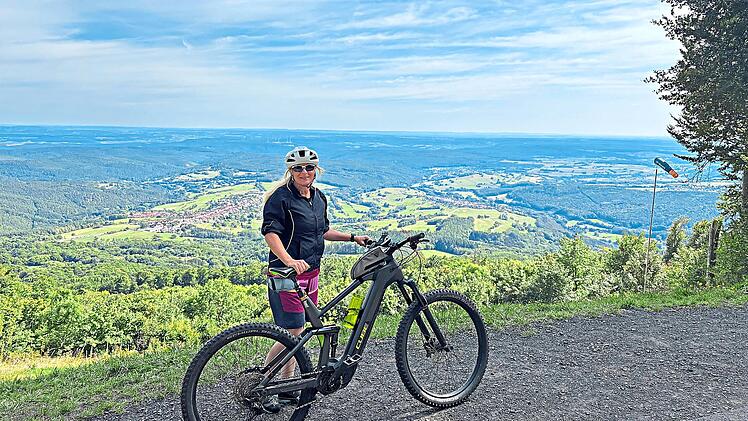 Kerstin Biehl hat einen Radwanderf&uuml;hrer f&uuml;r die Rh&ouml;n geschrieben. Sie stellt das Buch in Bad Br&uuml;ckenau vor.  Smilla Lu Biehl