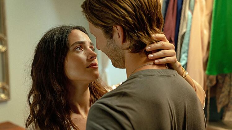 Madison (Adria Arjona) wickelt den oft ahnungslos-naiven Gary (Glen Powell) geschickt um ihren Finger.