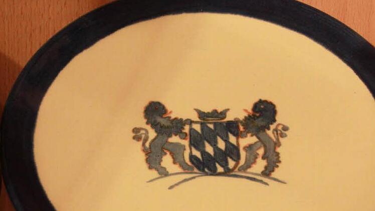 Ein stilisiertes bayerisches Wappen ist Zierde eines Services.