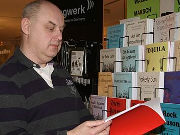 Bernhard Geiger, selbst ein passionierter Musiker, hat nicht nur ein Musikgeschäft, sondern er hat auch einen Musikverlag, in denen er die neuesten Hits für Blasmusik arrangiert.