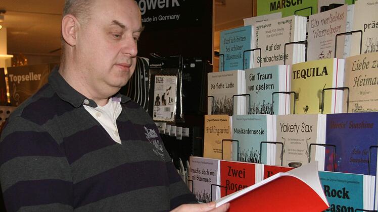 Bernhard Geiger, selbst ein passionierter Musiker, hat nicht nur ein Musikgeschäft, sondern er hat auch einen Musikverlag, in denen er die neuesten Hits für Blasmusik arrangiert.