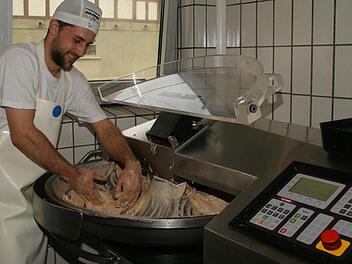 Moritz Schmitt ist in diesem Jahr der einzige Metzger-Lehrling aus dem Landkreis Haßberge, der seinen Gesellenbrief erhielt. Hier ist er an seinem Arbeitsplatz, als er gerade Paprikawurst herstellt.  Fotos: Sabine Weinbeer